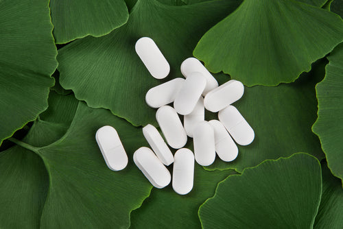 zenutri perosnlaised vitamins Gingko Biloba Tablets on green leaf